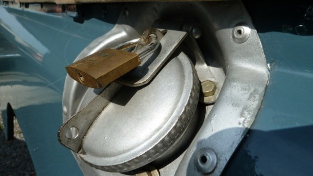 Land-Rover Defender tank old on the one