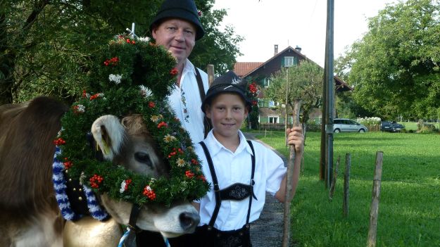 Viehscheid-Maierhoefen, decorated cow with owner and son