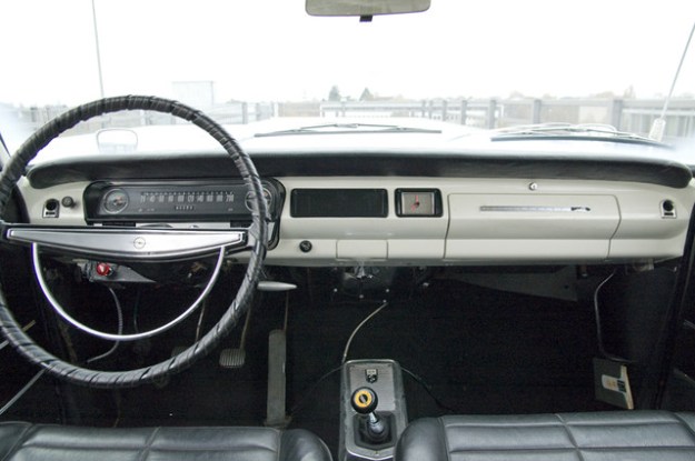 Opel Rekord A 2600 Coupé L6 - 1966 in white - inside view console
