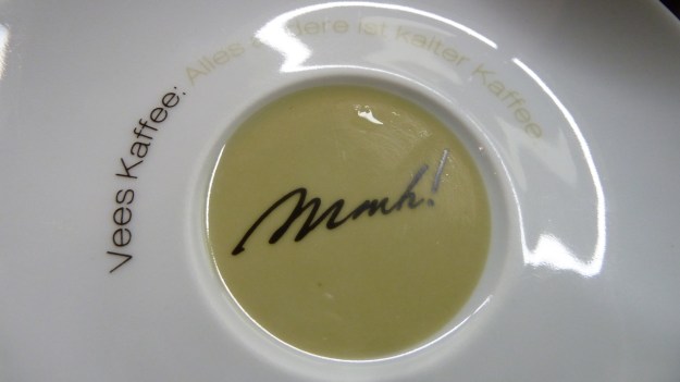 vee´s cafe and cakes - munich under plate