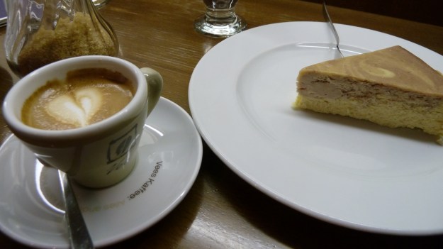 vee´s cafe and cakes - munich a capuchino and a american cheesecake 
