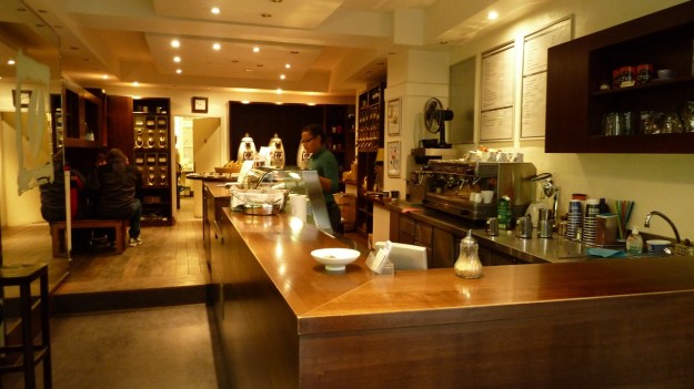 vee´s cafe and cakes - munich inside view from the front 