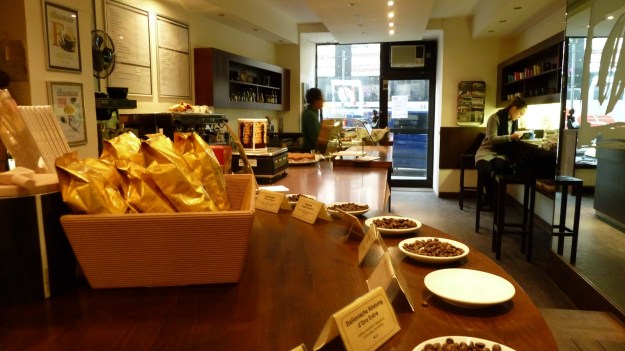 vee´s cafe and cakes - munich inside from the back with roasted beans