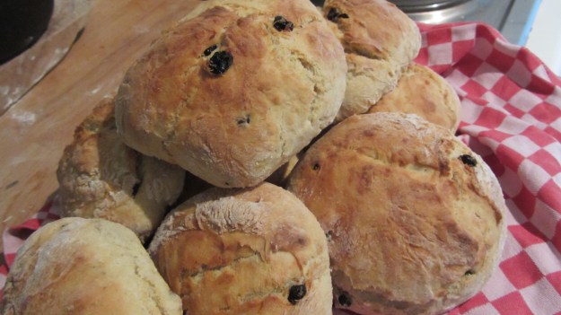 ready to crumble - rosinenbrötchen for the weekend breakfast 