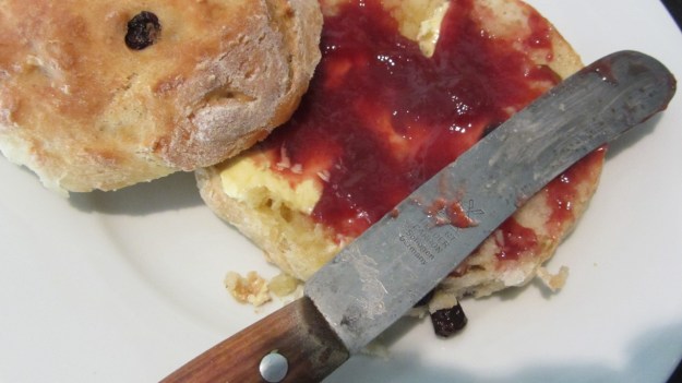 ready to crumble - rosinenbrötchen for the weekend breakfast butter and jam