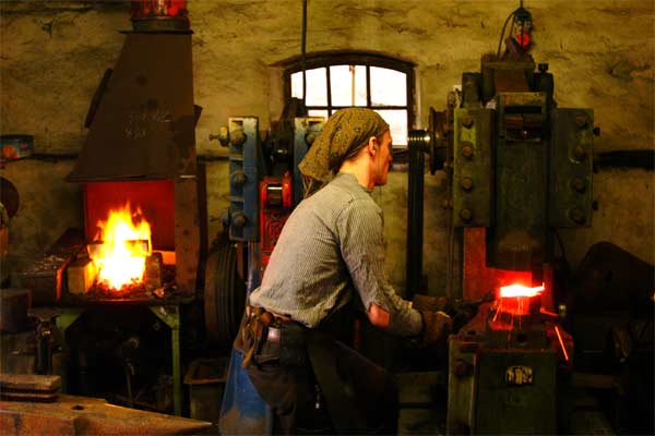 Robert Kaufmann cuttingart knifes forging - at work