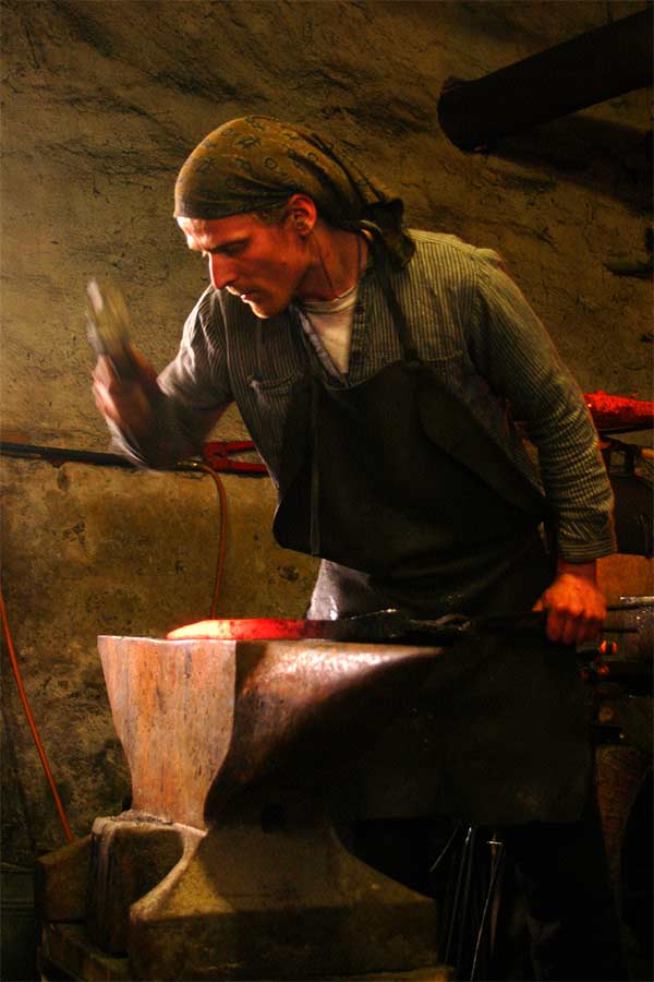 Robert Kaufmann cuttingart knifes forging at the amboss