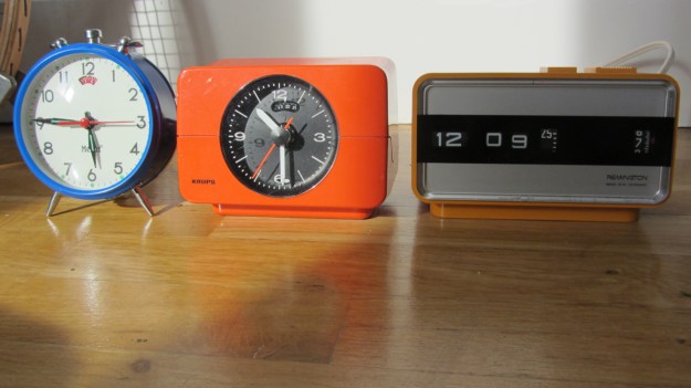 alarm clocks - 5 more minutes ! A remington sperry, a krups and a mebus 