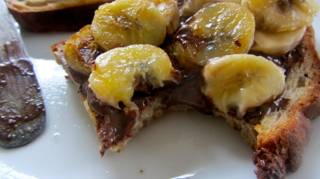 butter roasted bread with nutella and banana - eat it !