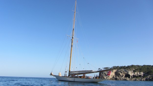 Moonbeam IV Yacht - full view leaving the boat