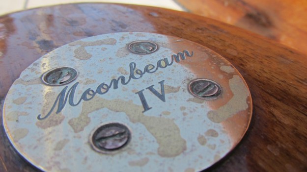 Moonbeam IV Yacht bronce logo