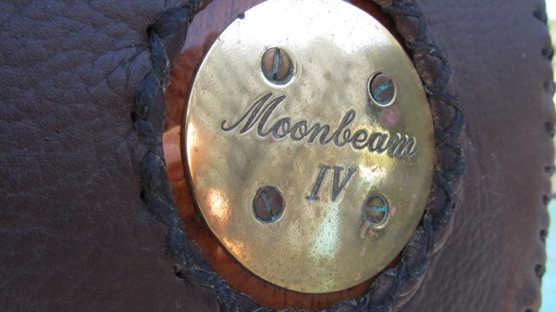 Moonbeam IV Yacht - bronze logo