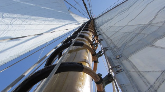Moonbeam IV Yacht - mast and sails