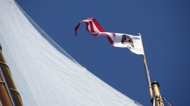 Moonbeam IV Yacht - flag