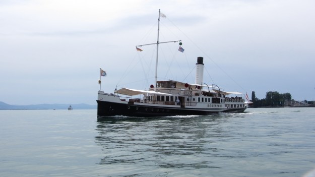 hohentwiel schaufelraddamper - paddlewheeler bodensee coming closer