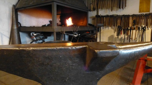Learn to forge with mastersmith Tom Carstens - anvil and the forge