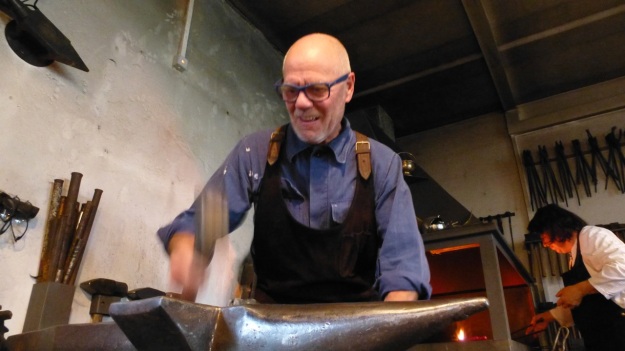 Learn to forge with mastersmith Tom Carstens - manfred hitting the iron
