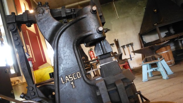 Learn to forge with mastersmith Tom Carstens - lasco spring hammer