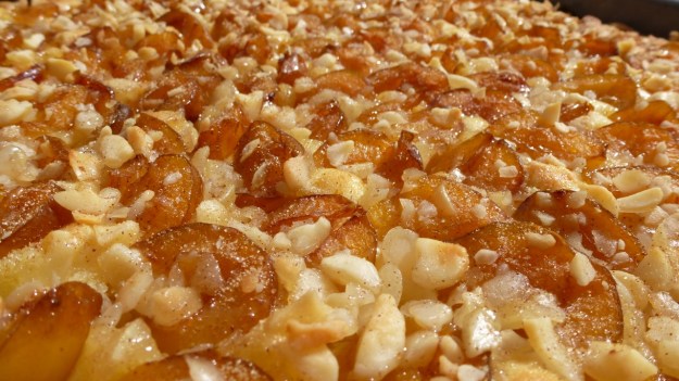 Sunday cake - Mirabellenkuchen mit Schlagsahne after the baking