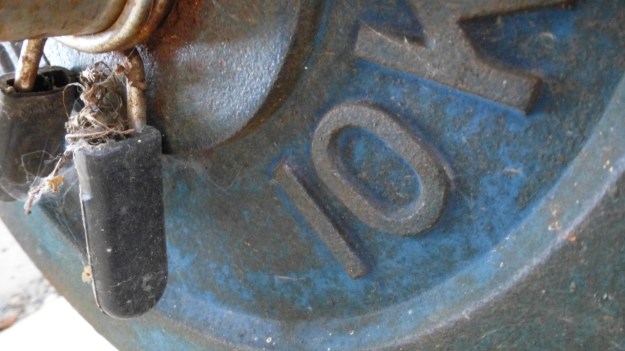 undusting my homegym - rusty weights closeup