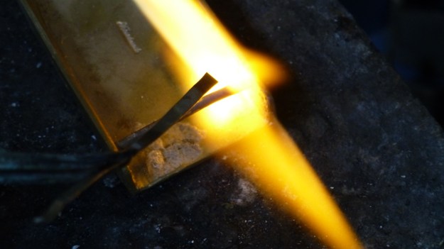 vintage US belt buckle from Amtraq beeing feinschmucked - solding