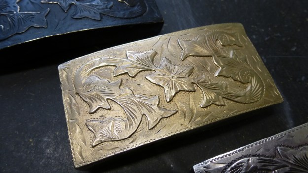 vintage US belt buckle from Amtraq beeing feinschmucked - bronze buckle