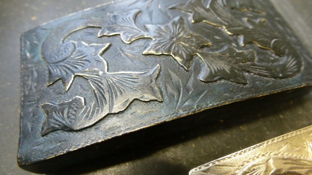 vintage US belt buckle from Amtraq beeing feinschmucked - darkened rapid vintaged buckle