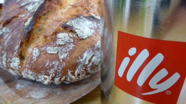 Homeroasted coffee and fresh bread - both ready and illy box detail