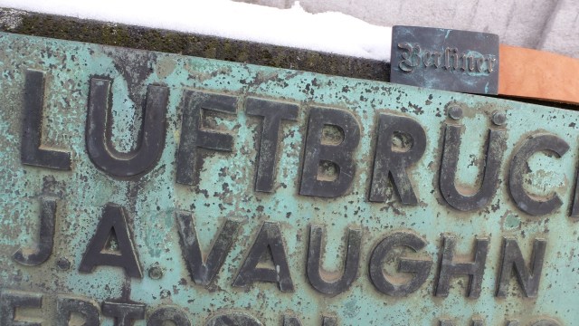 Berlin belt buckle from Feinschmuck & Platz der Luftbrücke monument