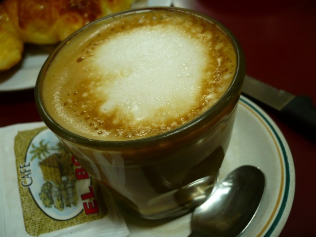 Cafe y medialunas y dulce de leche