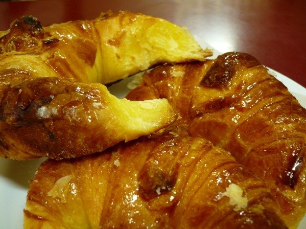 Cafe y medialunas y dulce de leche