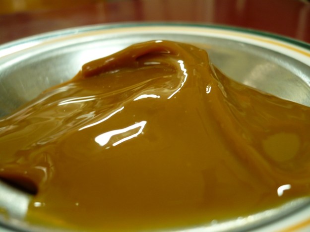 Cafe y medialunas y dulce de leche