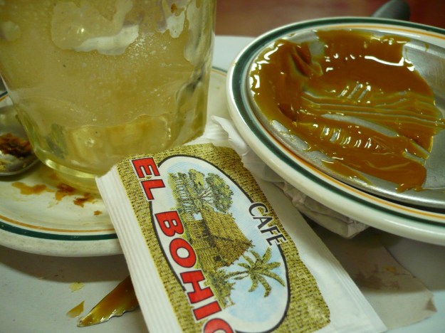 Cafe y medialunas y dulce de leche