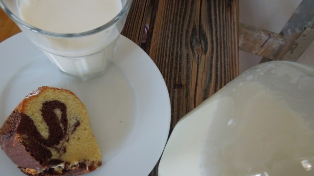 Marmorkuchen with milk 