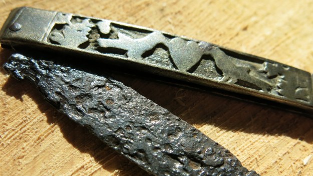 archeological pocket knife pigeons and heart 3