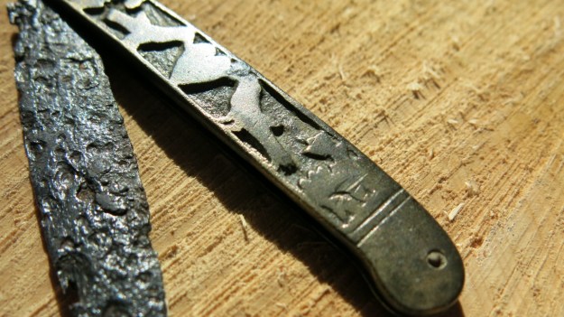 archeological pocket knife pigeons and heart 5