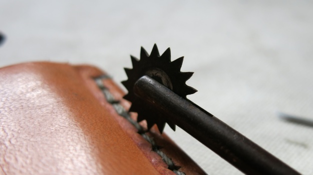 DIY hand sewn IPhone 5 leather sheath 725