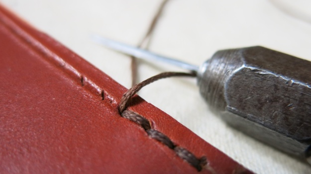 DIY hand sewn IPhone 5 leather sheath 728