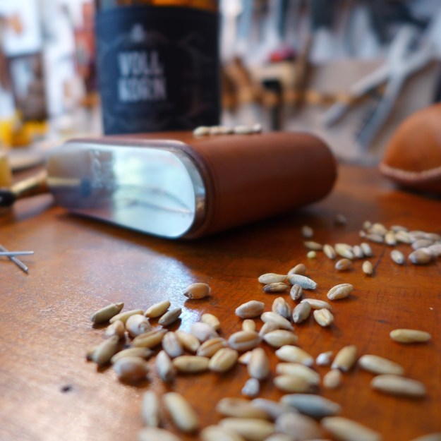 Flachmann Leder Initialen Geschenk Vollkorn Destillat Schmidt Bodensee  3518