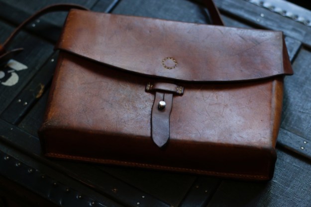 Schweizer Armee Ledertasche Karten Handgenäht Sattler Banga Selzach2