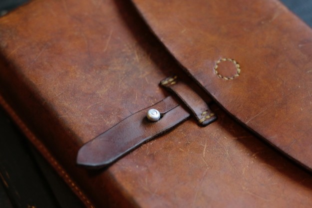 Schweizer Armee Ledertasche Karten Handgenäht Sattler Banga Selzach3